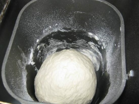 Процесс замеса теста в хлебопечке